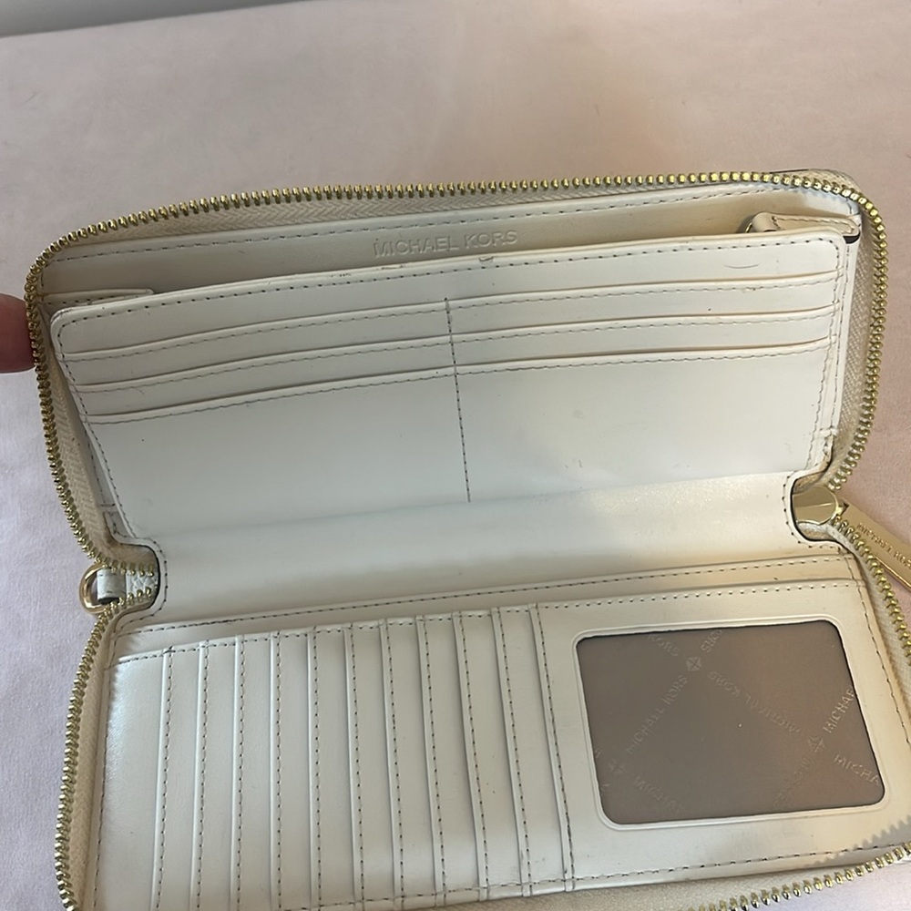 Michael Kors White Oversized Jet Set Leather Travel Wallet - Picture 5 of 6